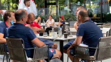 Photo of Lojtarët e Zvezdës po pijnë kafe në kafiteritë e kryeqytetit shqiptar