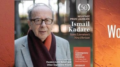 Photo of Ismail Kadare ‘pushton’ ballinën e revistës “Word Literature Day”