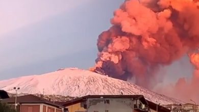 Photo of Pamje spektakolare e tymit portokalli nga shpërthimi i vullkanit Etna (VIDEO)
