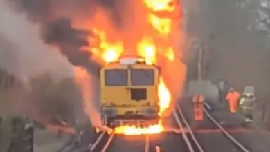 Photo of Merr flakë treni në ecje/ Pamjet tronditëse, banorëve u kërkohet të qëndrojnë larg
