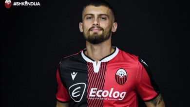 Photo of Sabit Bilalli nënshkruan me Shkëndijën e Tetovës