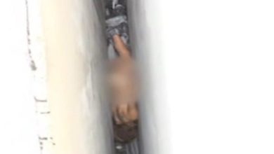 Photo of VIDEO)Një grua nudo ngec mes dy ndërtesave me 20 cm distancë, ekipet e urgjencës mundohen ta nxjerrin për rreth dy orë
