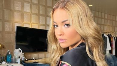 Photo of Rita Ora paralajmëron projektin e ri përmes setit fotografik ku shfaqet në robdishan