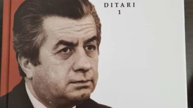 Photo of Drejtori i ITKSH Skender Asani pranon dy vëllime të ditarit të Fejzi Bojuku