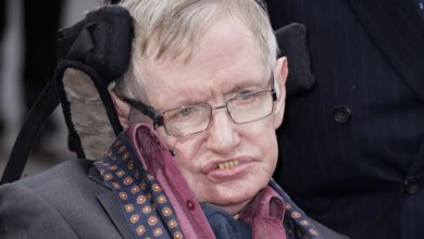 Photo of Stephen Hawking, njeriu që zbuloi disa nga sekretet e Universit