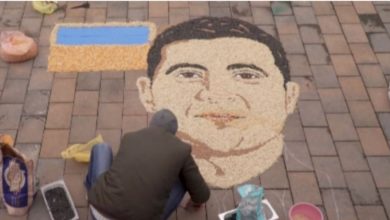 Photo of Krijoi me oriz dhe fara portretin e “hero-it” Zelensky, shqiptari i rekordeve tërheq vëmendjen e botës