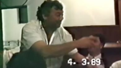 Photo of Viti 1989: Babai i Kryeminstrit Abazoviq duke kënduar këngë shqipe
