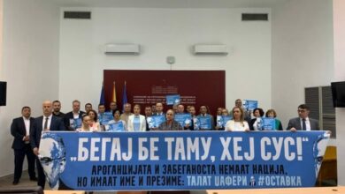 Photo of Deputetët e VMRO-DPMNE-së e presin me transparent Talat Xhaferin, kërkojnë dorëheqjen e tij