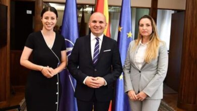 Photo of Ilire Dauti takon raportuesin e Maqedonisë së Veriut, Ilhan Kuçuk dhe Zëvendës Ambasadori i BE-së në Shkup, Julian Vasallo