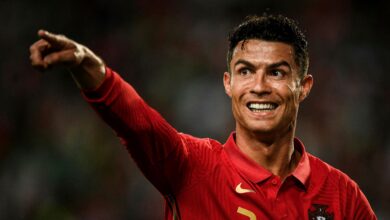 Photo of Cristiano Ronaldo bëhet ‘donator’ i ushtrisë ukrainase me fanellën e tij