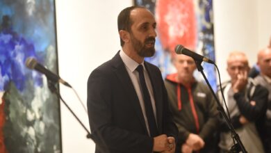 Photo of Valmir Aziri hapi mbrëmë ekspozitën e pestë “Ad astra”, prezent personalitete shtetërore dhe artistë
