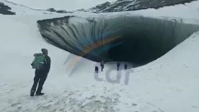 Photo of Turistit i bie një bllok i madh akulli në një shpellë dhe vdes, publikohen pamjet