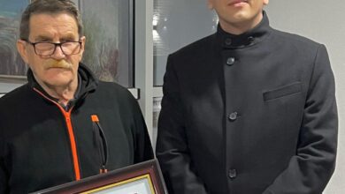 Photo of Isen Shabani; Shpreh ngushëllime familjes së piktorit Memet Selmani