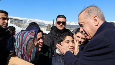 Photo of Erdogan takon të mbijetuarit gjatë vizitës në epiqendrën e tërmetit