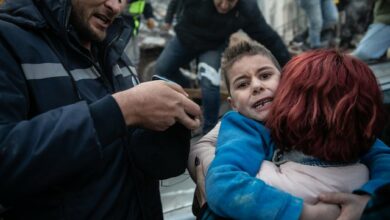 Photo of ‘Heroi që mposhti tërmetin’! Pas 52 orësh nën rrënoja, 8-vjeçari hidhet në krahët e nënës së tij (FOTOT)