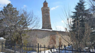 Photo of Minarja e anuar e Xhamisë dhe “Kështjella e Qumështit”, që nuk lëvizën asnjë milimetër nga tërmeti (FOTO)