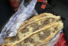 Photo of Gjesti human: Edhe pse të prekur nga tërmeti, banorët vendas gatuajnë për ekipet e huaja të shpëtimit