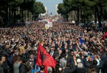 Photo of PD parashikon 100 mijë protestues në protestë, njofton policinë për 11 shkurtin: 200 persona për mbarëvajtjen, ja ku do grumbullohen qytetarët