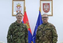 Photo of Komandati i KFOR-it bisedon me shefin e ushtrisë serbe për takimin e Ohrit