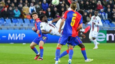 Photo of Terem Mofi shënon gol në stilin e Ronaldos me “rovershat”
