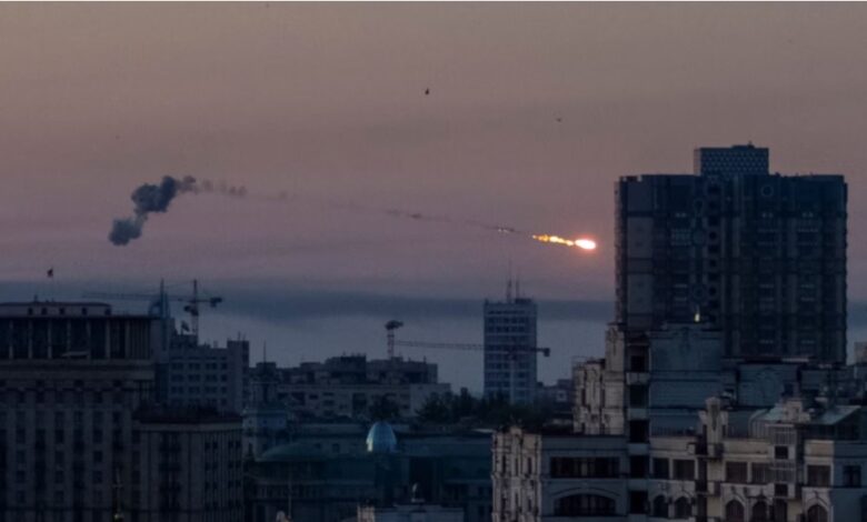 Tmerr në Kiev  Rusia lëshon breshëri raketash e dronësh  12 të vrarë dhe dhjetëra të plagosur
