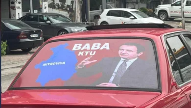 Photo of “Baba ktu”, qytetari vendos foton e Kurtit në veturë