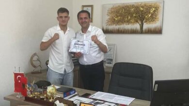 Photo of Isen Shabani pret në takim boksierin Bujamin Imeri
