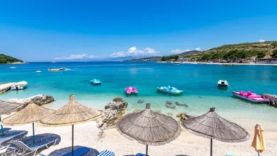 Photo of ‘Çmenden’ çmimet në Ksamil-Shqipëri”, Shezlongu 200-300 euro, zonë VIP kapin 1000 euro!