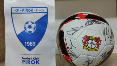 Photo of Bayer 04 Leverkusen dhuron një top futbolli K.F Pirok me nënshkrimet e gjithë lojtarëve