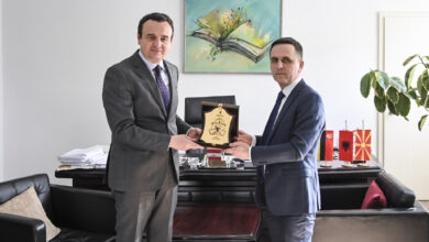 Photo of Kasami uron Kurtin për fitoren e 7 Qershorit!