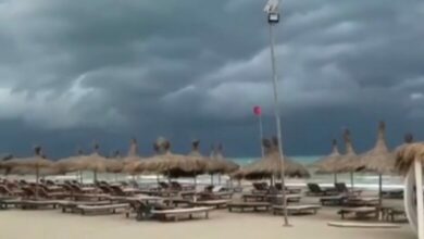 Photo of Reshjet e shiut dhe erërat e forta boshatisin plazhet në Shqipëri
