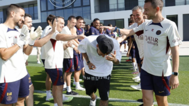 Photo of VIDEO/ Shpulla kokës dhe përqafime, Neymar përshëndetet me shokët e PSG-së