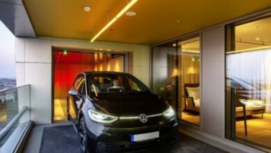 Photo of Një hotel gjerman i lejon mysafirët të parkojnë makinat e tyre në ballkon