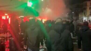 Photo of Pamje të frikshme në Itali: tifozët e Milanit i sulmojnë ata të PSG-së, ka edhe të plagosur