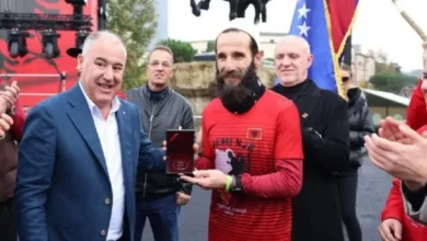 Photo of Vrapoi 260 kilometra nga Prishtina në Tiranë, Zyberaj merr medalje nga Bashkia e Tiranës