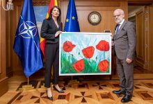 Photo of Dita Starova i dhuron kryeministrit Talat Xhaferi pikturën e frymëzuar nga përmbledhja e poetit tonë të madh shqiptar, Asdreni, “Lulëkuqet”.