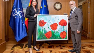Photo of Dita Starova i dhuron kryeministrit Talat Xhaferi pikturën e frymëzuar nga përmbledhja e poetit tonë të madh shqiptar, Asdreni, “Lulëkuqet”.