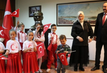 Photo of Ambasadori turk në Shkup takon nxënësit për Ditën e Sovranitetit Kombëtar dhe Festën e Fëmijëve