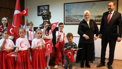 Photo of Ambasadori turk në Shkup takon nxënësit për Ditën e Sovranitetit Kombëtar dhe Festën e Fëmijëve
