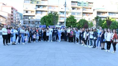 Photo of Faton Ahmeti së bashku me shtabin dhe kandidatët vizitojnë forumet e gruas së “Frontit Europian” në qendër të Tetovës