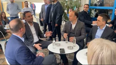 Photo of Glauk Konjufca në kafe bashkë me liderët e koalicionit VLEN