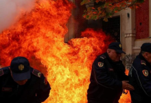 Photo of Protesta e dhunshme para bashkisë së Tiranës, tre të arrestuar