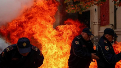 Photo of Protesta e dhunshme para bashkisë së Tiranës, tre të arrestuar
