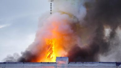 Photo of Tragjedia e Bursës së Vjetër: Zjarri Përfshin Ndërtesën Historike në Kopenhagë