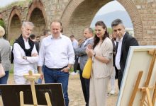 Photo of Izet Mexhiti takoi artistët në Akuaduktin e Shkupit
