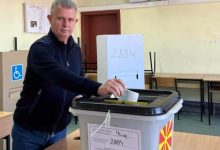 Photo of Nazim Bushi votoi, bën thirrje të votojnë shqiptarët për Bujar Osmanin