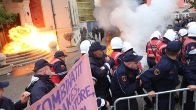 Photo of Britania e Madhe reagon për protestën para Bashkisë së Tiranës: Molotovi nuk ka vend në demokraci