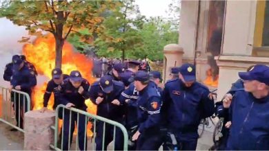 Photo of Protestuesit hedhin molotovë në derën e bashkisë së Tiranës