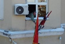 Photo of “Deri kur?”, Shqiprim Arifi dënohet nga Gjykata e Vranjës me rreth 500 euro për vendosjen e flamurit kombëtar në selinë e partisë