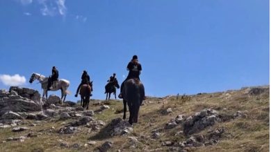 Photo of Me kuaj në malin e thatë të Dërvenit, destinacioni që po mahnit turistët